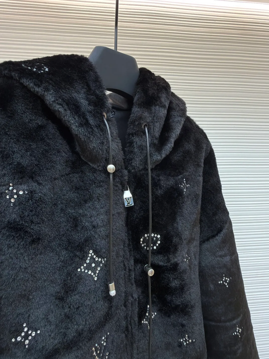 LOUIS VUITTON Rhinestone fur zipper hooded jacket ●Original version: Purchased and developed by 99989 ●Item number: 1680829-D15 ●Fabric: Rabbit fur blended fabric ●Technology: Infrared positioning production ●Version: Fitted version ●Weight: about 2070 grams ●Size: 46-48-50-52 ●Description: Customized high-quality faux fur mink fabric for the face, using a new type of fabric made of rabbit fur blended synthetic fiber. It has rich plush, smooth color, smooth and soft feel and excellent warmth retention. The rhinestones are decorated using rhinestone hot-drilling technology. They are made according to the original pattern. The material is customized according to the shape and size of the plate. It is made by infrared positioning and manual hot pressing. The inner lining is made of custom-made French Bazaar black Guli grain leather, with unparalleled texture and luster, natural texture, and comfortable skin fit. Use professional grinding tools to carefully treat the leather surface, and then use special agents to polish the leather to improve the overall beauty of the leather. The whole embroidery is made with positioning technology. The needle-stitching technique is mainly used to fill in the slender and curved lines of the embroidery shape, which can show the details and layering of the pattern. The silver-plated zipper placket and hat rope pearl pendant are all made of pure copper-plated molding without cutting corners. The pockets on both sides of the front form kangaroo pockets. It has a loose silhouette and a full set of customized three-label accessories. The upper body is stylish and has good texture, which distinguishes it from the wrong versions on the market. The overall wiring is straight and delicate, the fabric is comfortable and soft, and the color is consistent without color difference. It can be matched with the same style to create a fashionable look and control various occasions. Customized accessories, complete with three standards, same style for men and women!